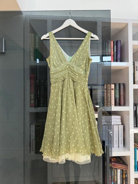 Krasne hodvabne bodkovane saty so spodnickou, s