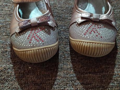 Topánky 33 s poštou, 33