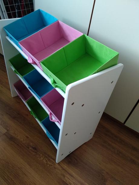 Regál s látkovými košíkmi, 