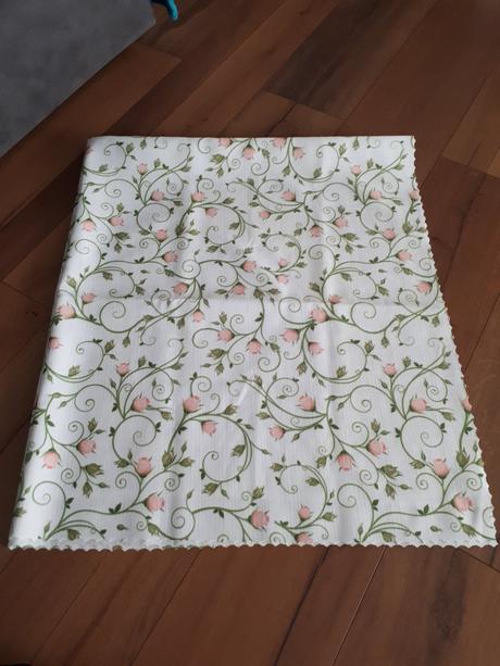 Obrus s ružičkami,