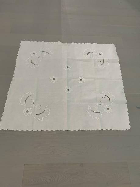 Veľký vyšívaný obrus v super stave,