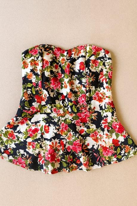 Kvetinový korzetový top s peplum strihom, s