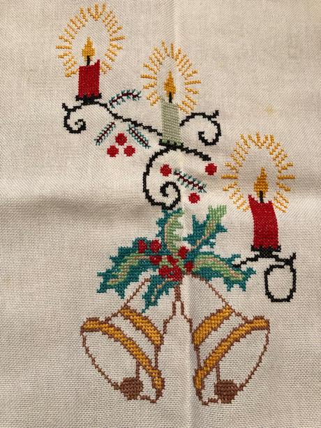 Vyšívané vianočný obrus,