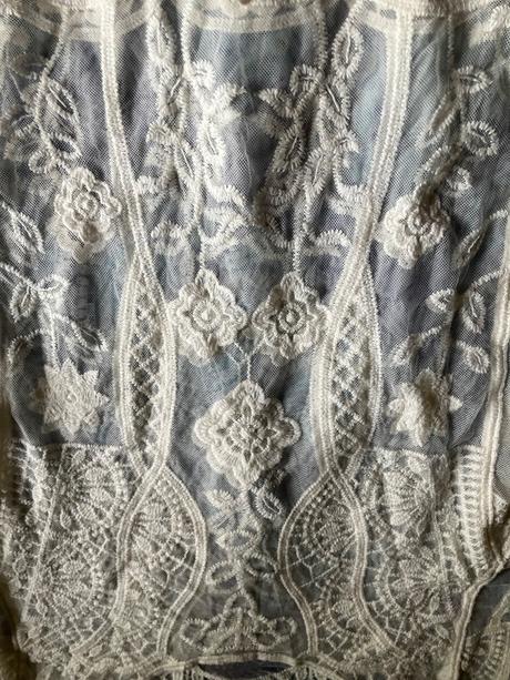 Biely krajkový top s dlhým rukavom, m