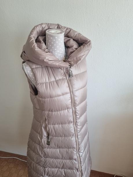 Krémová dlhá prešívaná vesta s kapucňou m, m