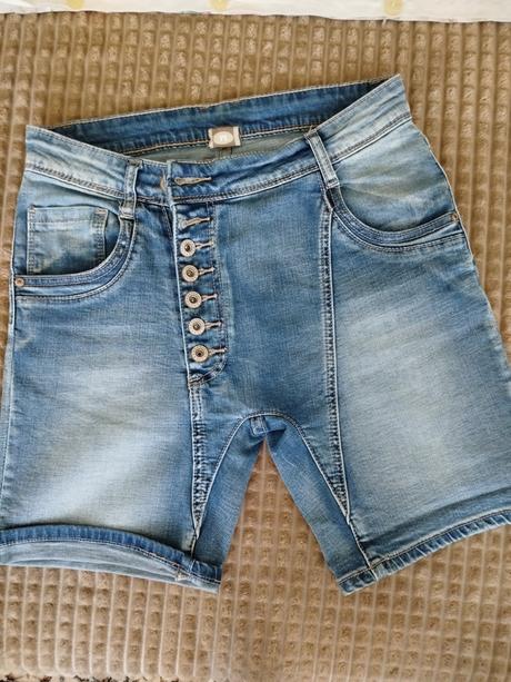 Kraťasy s padnutým pudlom, piazza italia,s