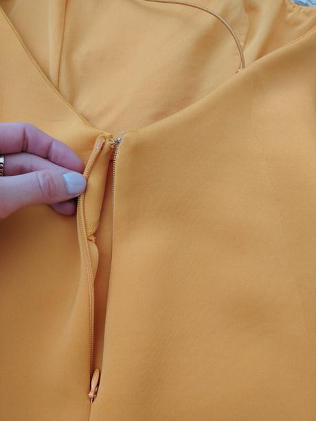 Oranžové šaty s krátkymi puf rukávmi, s