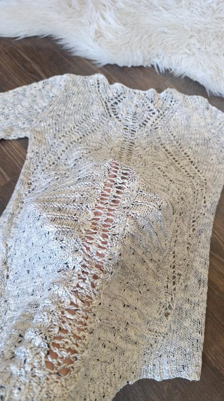 Svetrík so zdobeným chrbtom, m