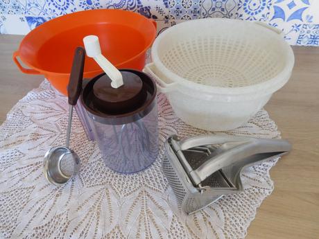 Ručný šľahač, plastové nadoby do kuchyne,, 