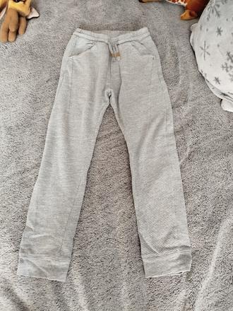 Krásne tepláky, 128