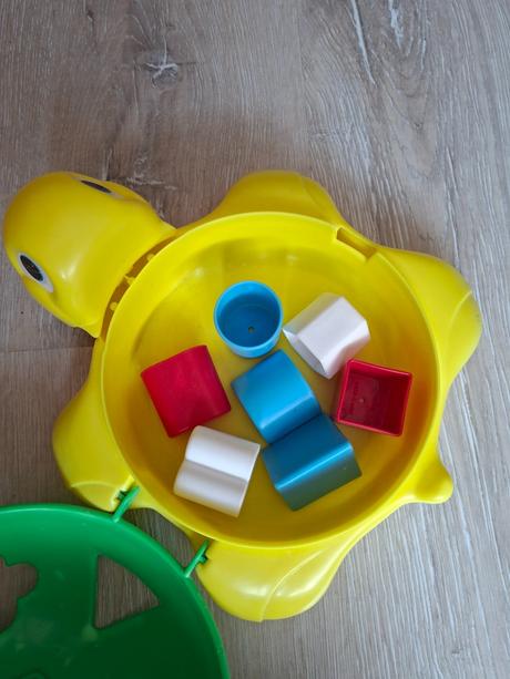 Korytnačka s kockami na zakladanie,