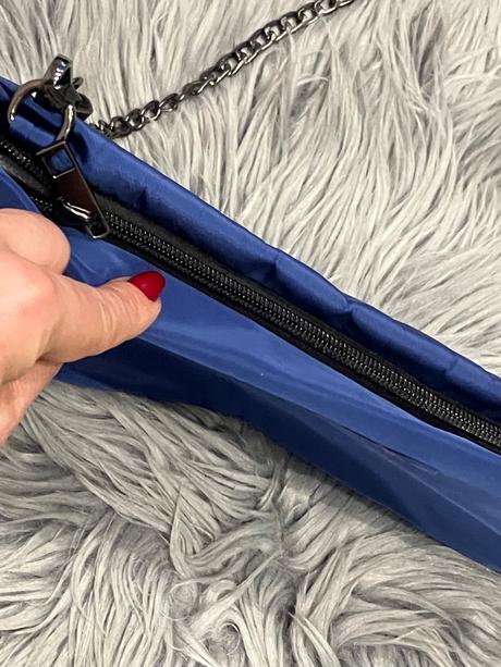 Modrá kabelka s retiazkou bershka, bershka