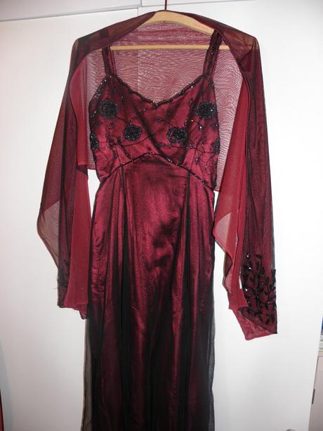 Damske slavnostne saty so stolou, m