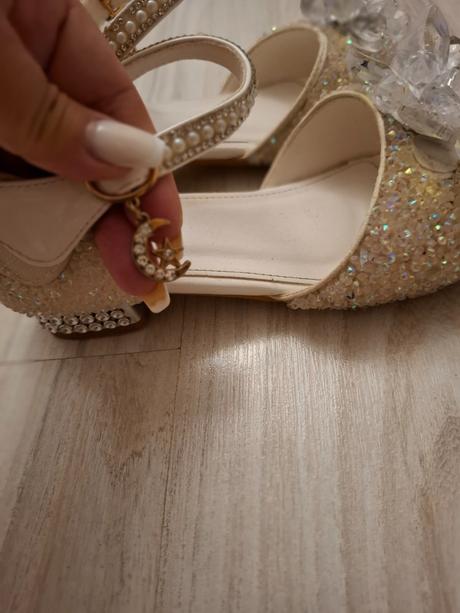 Nádherné sandálky, 32