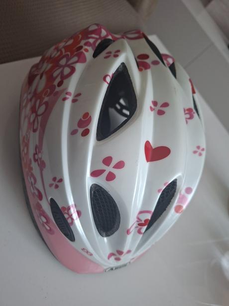 Dievcenska cyklisticka prilba, s