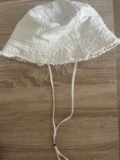 Klobúk na leto, sinsay