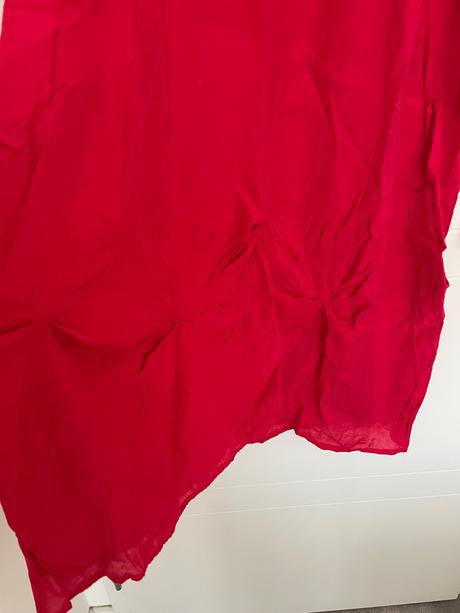 Červene ľahké saty, 