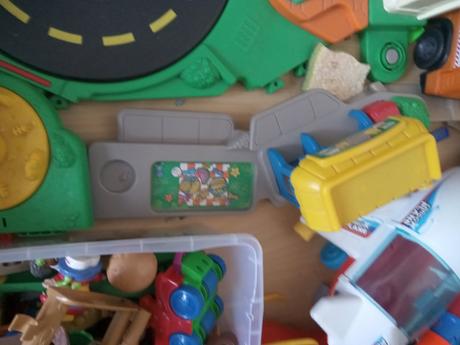 Mesto fisher price little people s malou stajnou, 