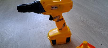 Skrutkovač so skrutkami,