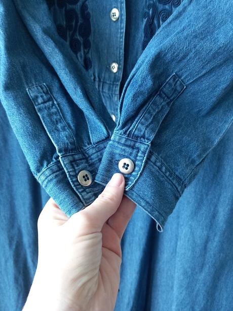 Rifľové midi šaty s výšivkou, m