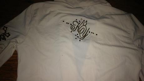 S hlbokým výstrihom , s