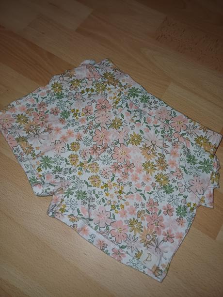 Kvetovane šortky s volánikmi, 104