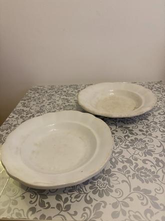 Dva hlboké taniere,