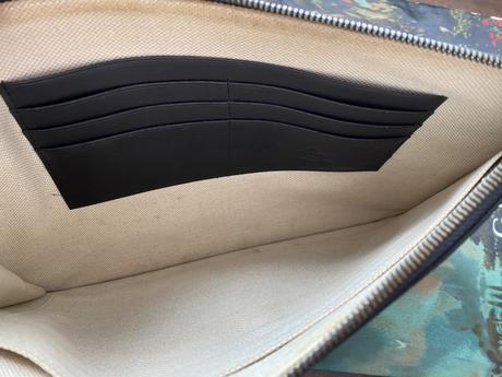 Original gg supreme blind for love wristlet pouch, gucci