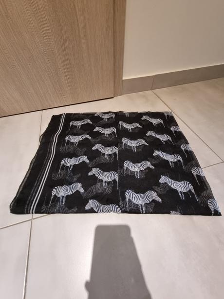 Čierna šatka so zebrami, 