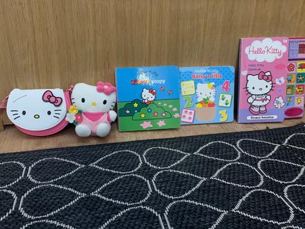 Sada kníh s plyšovou hello kitty a kabelkou,