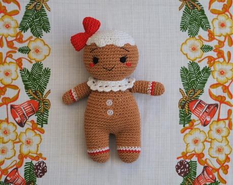 Háčkovaný perníček 21 cm (menší 15,5 cm),