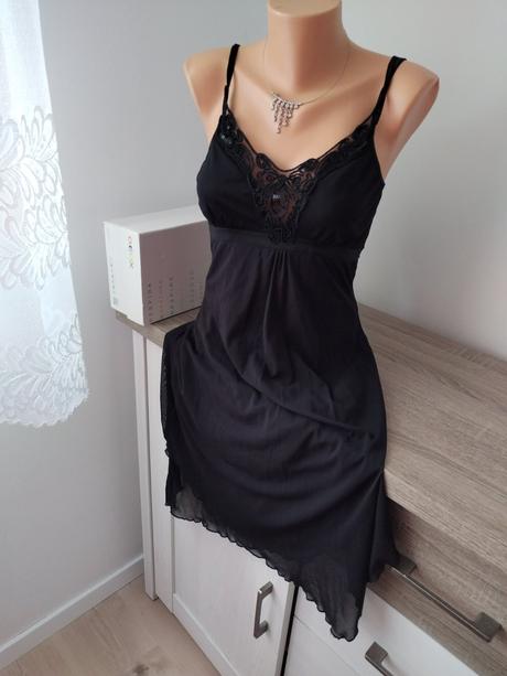 Krásne elastické šaty sadnú na s aj m, 