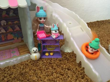 Zimný domček + 6x bábika a zvieratko enchantimals, 