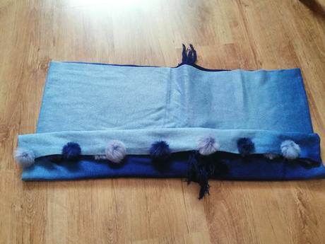 Tmavomodro-svetlomodry sal s brmbolcami., 