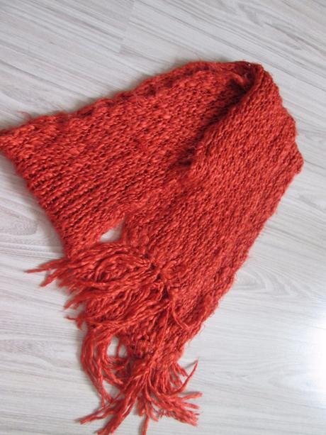 Šál tehlovej farby,