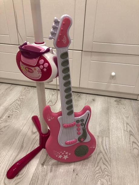 Mikrofon, gitara a klavirik, 