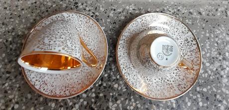 Porcelánové šálky s lístkami, 