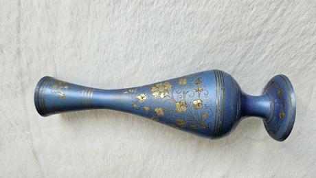 Štíhla kovová váza s modrým smaltom a ornamentmi,