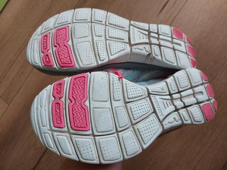 Halovky tenisky sive s ruzovou snurkou, 36