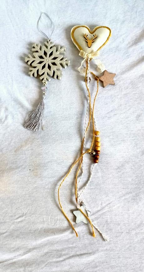 Dve staršie vianočné ozdoby,