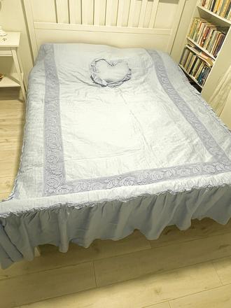 Nádherný "baby blue" prehoz s všívanou háčkovanou,
