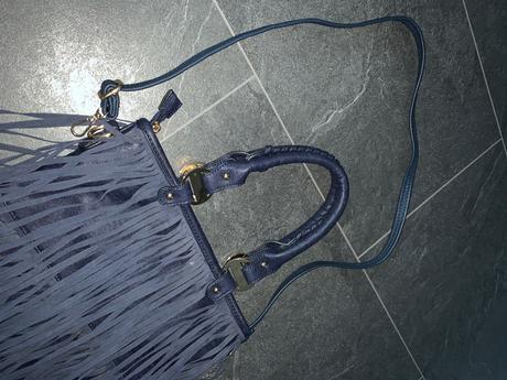 Modrá strapcová kabelka,