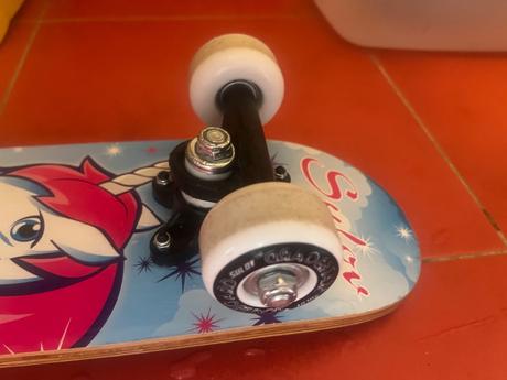 Skateboard s jednorožcom z čínskeho javora, sulov