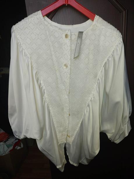 Elegantná biela búzka s opaskom, m