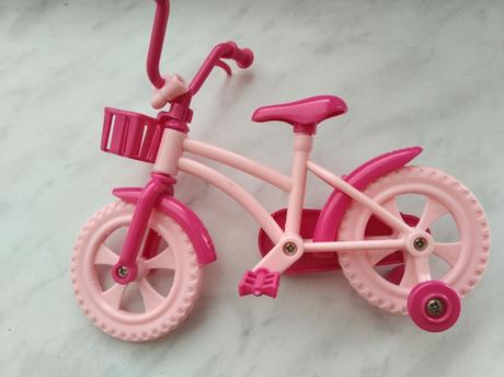 Bábika s bicyklom,