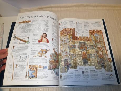 Stephen biesty's cross-sections castle  su22, 