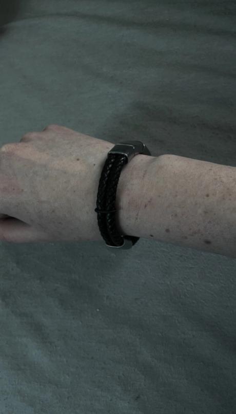 Cierno strieborny naramok, 