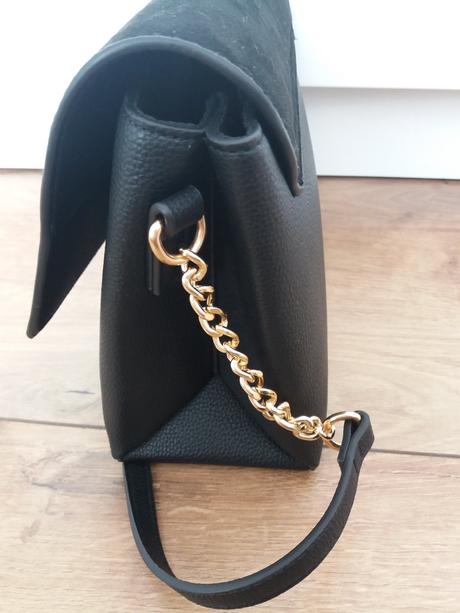 Čierna kabelka so zlatými detailami, 