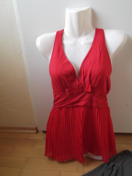 Červený top bez rukávov a sivý top s dlhým rukávom, m