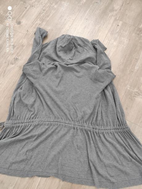 Sedy svetrik s kapucnou,